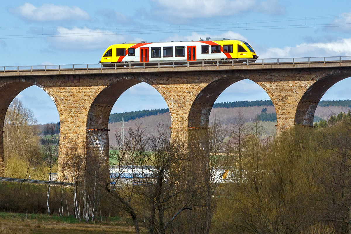 Ein Bildausschnitt aus dem gleichen Bild wie zuvor. Es zeigt was möglich ist. 

Ein Alstom Coradia LINT 27 der HLB (Hessische Landesbahn) fährt als RB 95  Sieg-Dill.Bahn  Au/Sieg - Siegen - Dillenburg am 18.04.2015 über den Rudersdorfer Viadukt in Richtung Dillenburg.