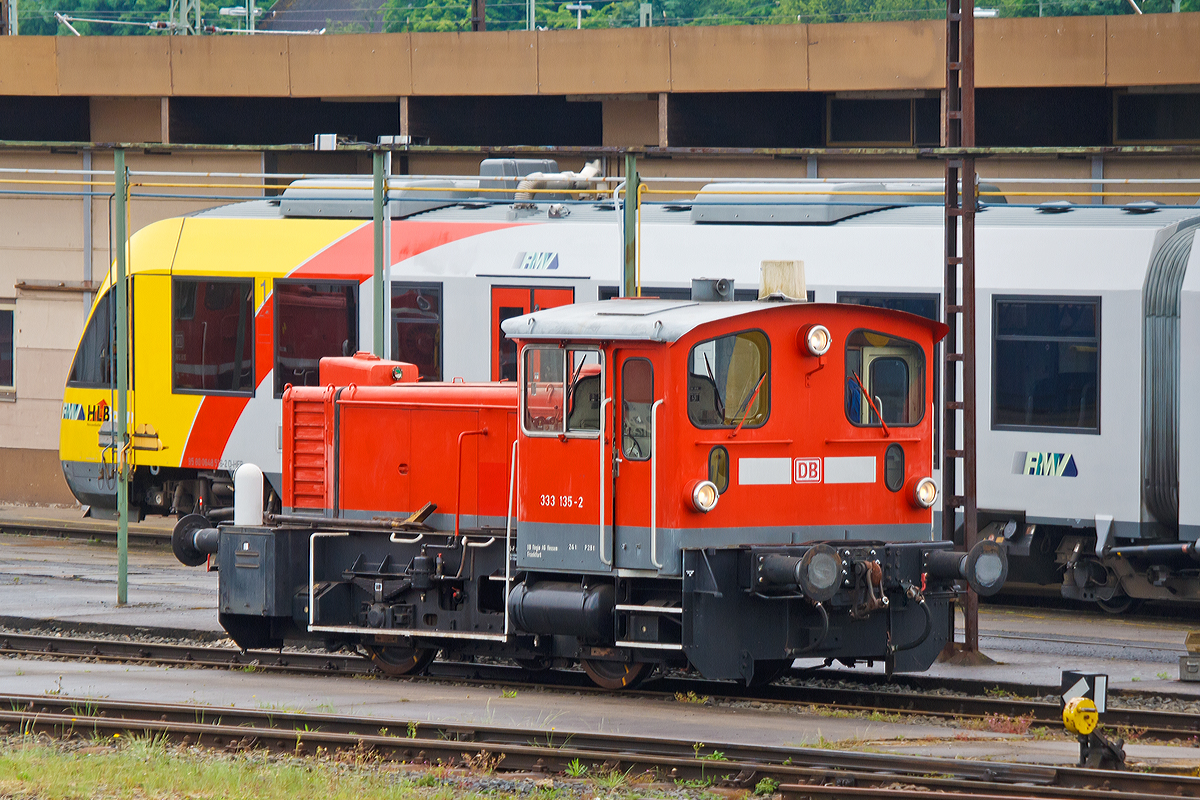 Ein Blick über den Zaun am Bahnbetriebshof Limburg/Lahn....

Die Köf III – 333 135-2 der DB Regio AG rangiert am 26.05.2014 in Limburg/Lahn.
Die Köf III wurde 1974 bei Jung, Jungenthal bei Kirchen an der Sieg unter der Fabriknummer 14189 gebaut und an die DB - Deutsche Bundesbahn geliefert. Eigentlich wurde sie 2004 z-gestellt und 2005 ausgemustert und wurde bei der DB Regio, Betriebshof Frankfurt (Main)-Griesheim als Gerät im internen Verschub verwendet.
Daher freut es mich das sie nun immer noch Verwendung findet.

Die Köf III (Kleinlok mit Öl-(Diesel-)Motor und Flüssigkeitsgetriebe, Leistungsgruppe III) der Baureihe 333 haben einen Motor MWM (Motorenwerke Mannheim) RHS 518A mit einer Nennleistung von 177 kW (240 PS) bei 1.600 U/min dessen Leistung über ein hydraulische Wendegetriebe L213U von Voith, von diesem über Gelenkwellen auf die zusätzlich vorhandenen Achsgetriebe (nicht wie ältere Ausführung der BR 331 über Rollenketten).

Weitere Technische Daten:
Spurweite: 1.435 mm
Achsformel : B
Länge über Puffer: 7.830 mm
Dienstmasse (2/3 Vorräte): 22 t
Dieselkraftstoff: 300 l
Höchstgeschwindigkeit: 45 km/h
Anfahrzugkraft: 83,4 kN