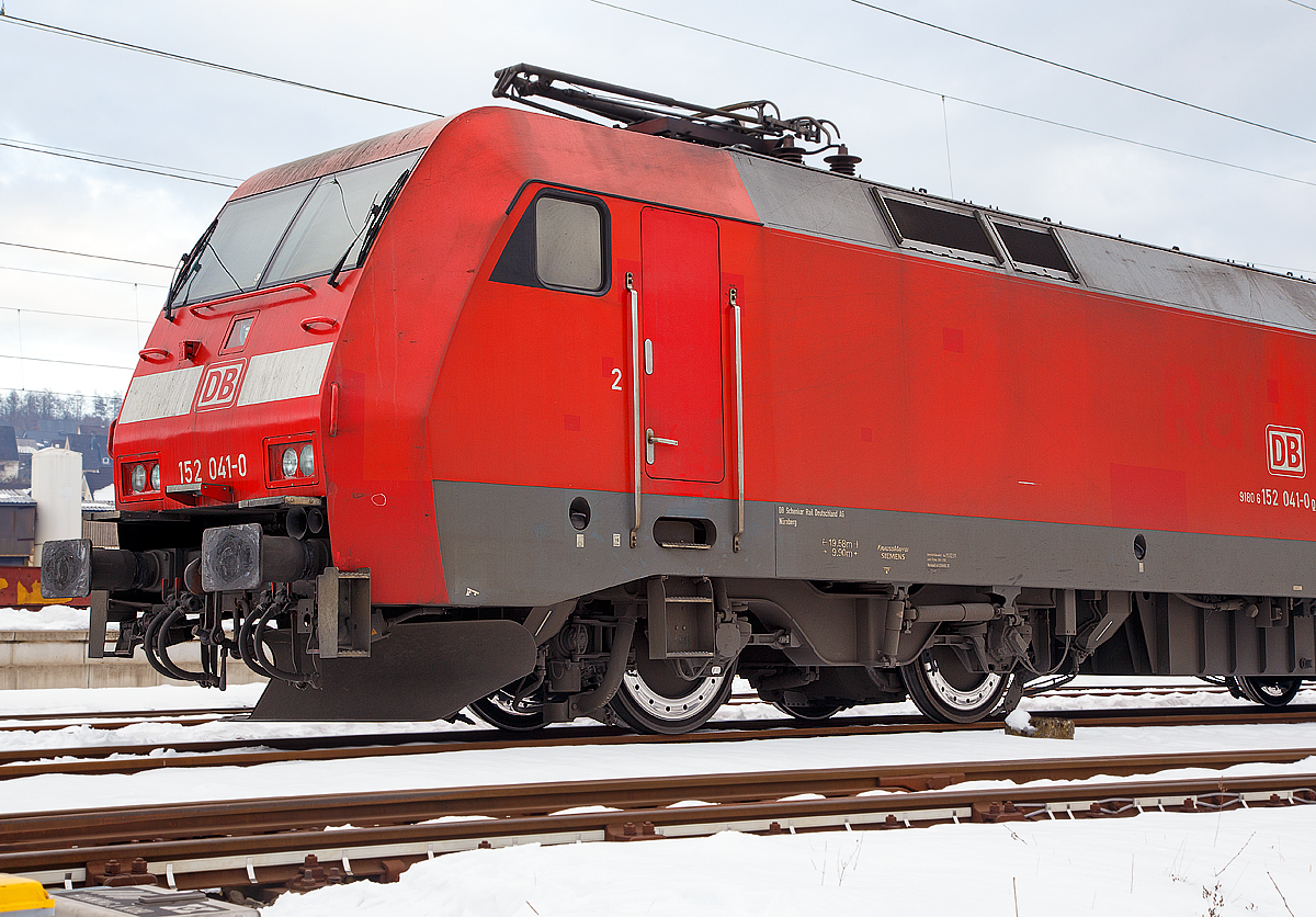 
Ein Detailbild auf einer BR 152 (Siemens ES 64 F) hier von der 152 041-0 (91 80 6152 041-0 D-DB) der DB Cargo Deutschland AG welche am 28.01.2017 in Kreuztal abgestellt war.