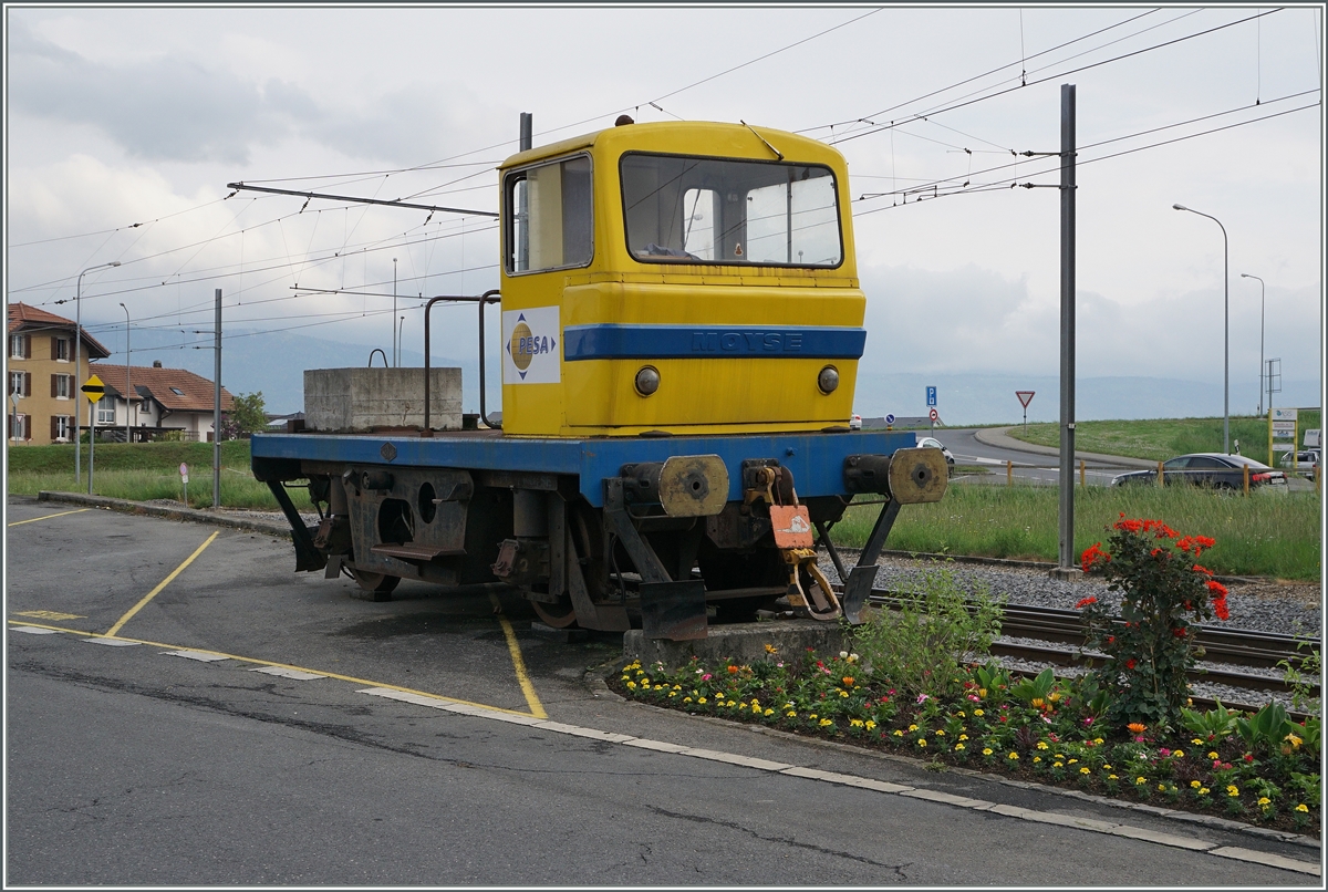 Ein Ding, wie ich es noch nie gesehen habe und welches wie die  Lokomotive  von Hans und Jeannays Pferdebahn neben den Schienen steht.
Chavornay, den 14. Mai 2015