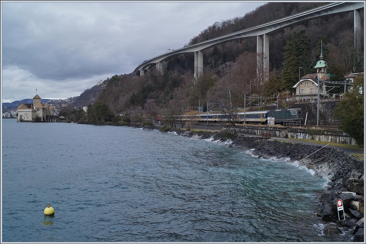 Ein Dispo-Zug nach Lausanne mit der SBB Re 4/4 II 11173 an der Spitze und der SBB Re 4/4 II 11161 am Schluss beim Châtau de Chillon.
19. Jan. 2018