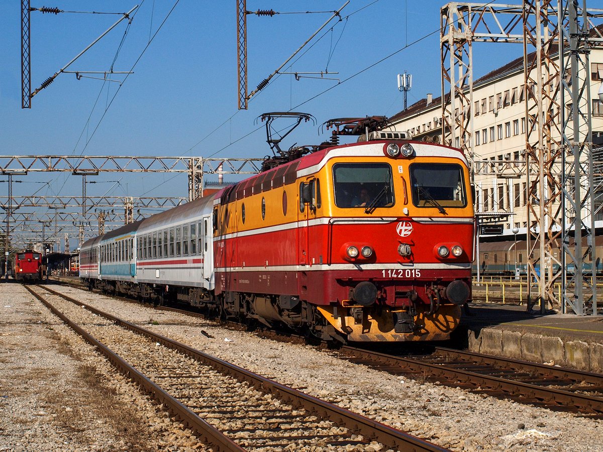 Ein eher ungewohnter Anblick ist am Vormittag des 22.09.2015. am Zagreber Hauptbahnhof zu sehen, denn die leistungsstärkste kroatische Lokbaureihe 1142 verirrt sich nur selten an die Spitze von Regionalzugleistungen. Die vorletzte Lokomotive der Reihe, 1142 015, bekam die Aufgabe den Regionalzug 2013 nach Vinkovci zu bringen, welche sie mit nur drei Wagen am Haken und auf der durchgehend im Flachland verlaufenden Strecke wohl problemlos bewältigen wird.