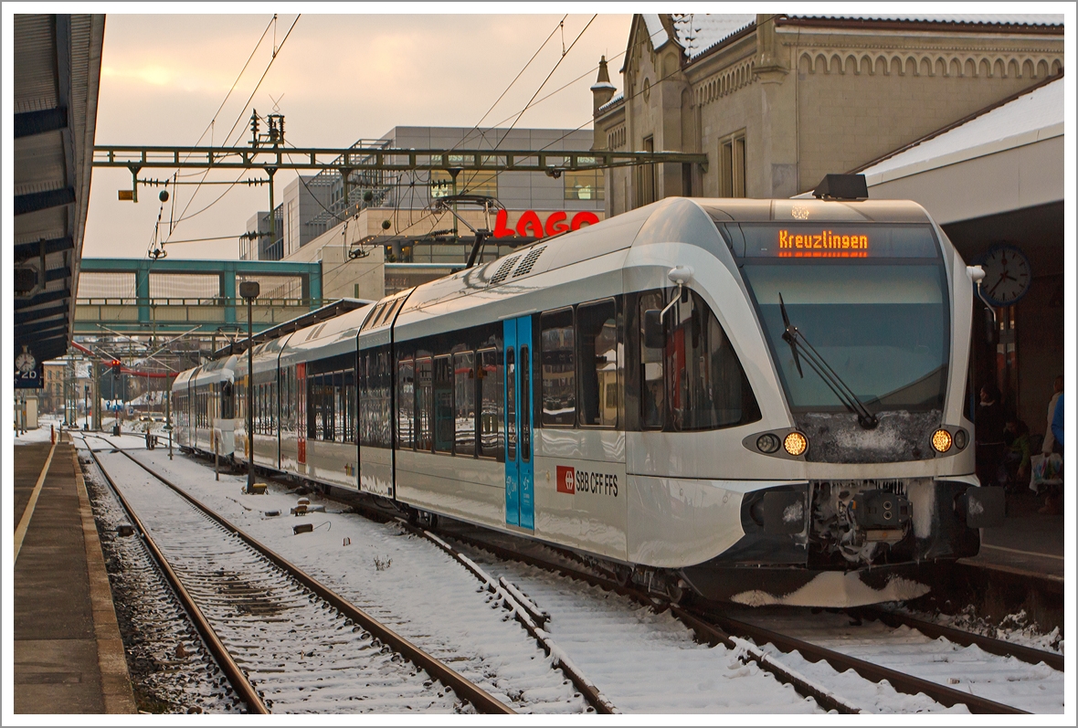 Ein elektrischer Triebzug der THURBO AG, bestehend aus einem Stadler elektrischen Gelenktriebwagen GTW 2/8 gekuppelt mit einem GTW 2/6, fährt am 08.12.2012 in den Bahnhof Konstanz ein.