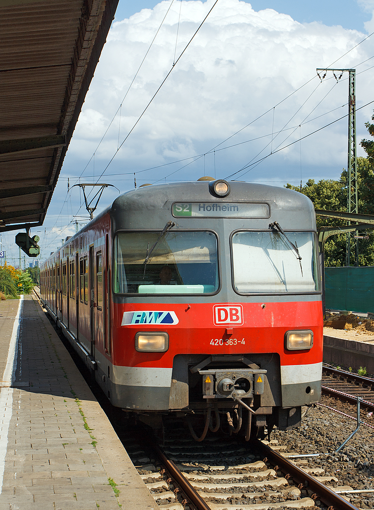 
Ein ET 420 (94 80 0420 363-4 D-DB / 94 80 0421 363-3 D-DB / 94 80 0420 863-3 D-DB) der S-Bahn Rhein-Main (DB Regio AG) fhrt am 11.08.2014 als S 2 (Frankfurt Hbf - Hofheim) in den Bahnhof Bahnhof Frankfurt (Main)-Hchst ein.