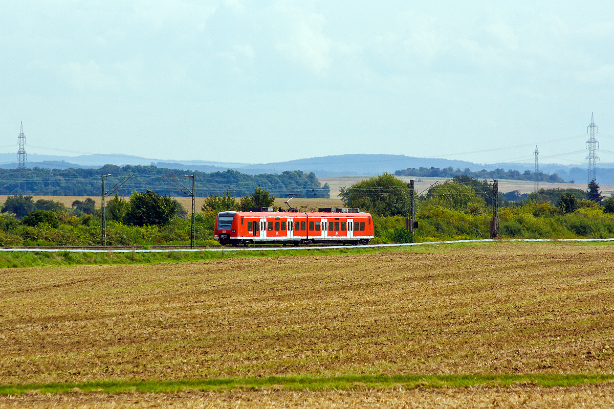 
Ein ET 426.0 fährt am 22.08.2014 auf der Main-Weser-Bahn (KBS 630)  zwischen Ober- und Nieder-Mörlen in Richtung Hanau, nächster Halt ist Bad Nauheim. 
Das  Erdbeerkörbchen  bzw. der   Babyquietschie  fährt als RB 33 (Umlauf RB 15075) die Verbindung Gießen - Friedberg -Nidderau - Hanau Hbf.