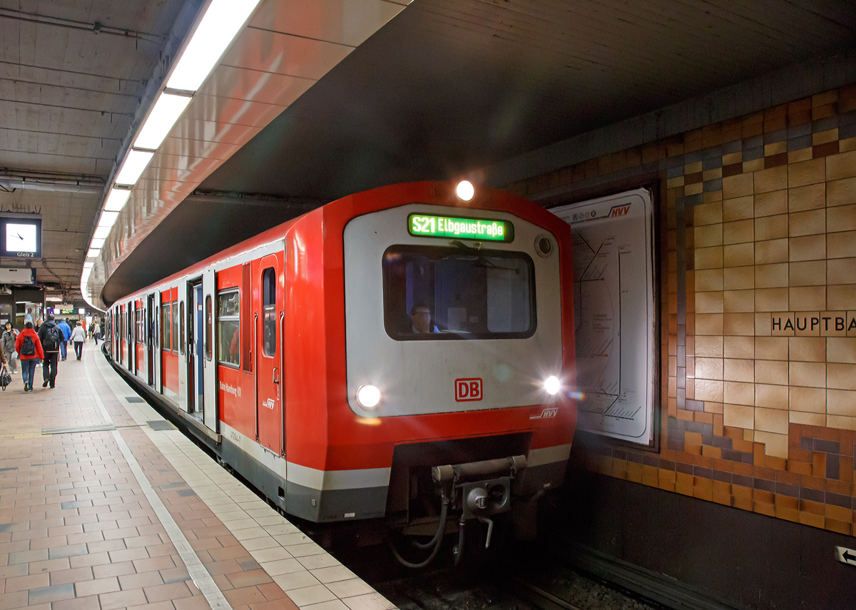 
Ein ET 472/473 der S-Bahn Hamburg fährt am 16.06.2015, als S 21 zur Elbgaustraße, in die Station Hauptbahnhof Hamburg ein.

Der Bedarf für die Elektro-Triebzüge der Baureihe 472/473 entstand mit dem weiteren Ausbau des Hamburger S-Bahn-Netzes Anfang der 1970er Jahre. Diese Baureihe wurde völlig neu konstruiert. Die Fahrzeugkonstruktion ist aus Aluminium mit Strangpressprofilen und tragender Beblechung. Zur Bewältigung der zahlreichen steilen Abschnitte auf der City-S-Bahn und der 1983/84 eröffneten Harburger-S-Bahn erhielt dreiteiligen Triebzüge Allachsantrieb. Im Gegensatz zu den bisherigen Baureihen ist der Mittelwagen motorisiert und wird deshalb als  473  bezeichnet. Die Raumaufteilung ist aber aus der Baureihe 470 abgeleitet. Die verfügen über einen Allachsantrieb mit Gleichstrommotoren. Im Rahmen eines  Redesign - Programms wurden diese Triebzüge von 1997 bis 2005 in Farbgebung und Inneneinrichtung der neuen Baureihe 474 angeglichen.
