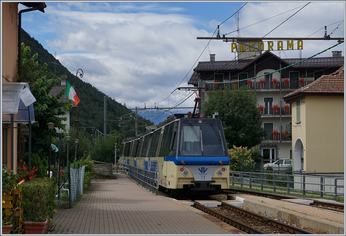 Ein Ferrovia Vigezzina SSIF Treno Panoramico verlässt Malesco Richtung Domodossola.
5. Sept. 2016