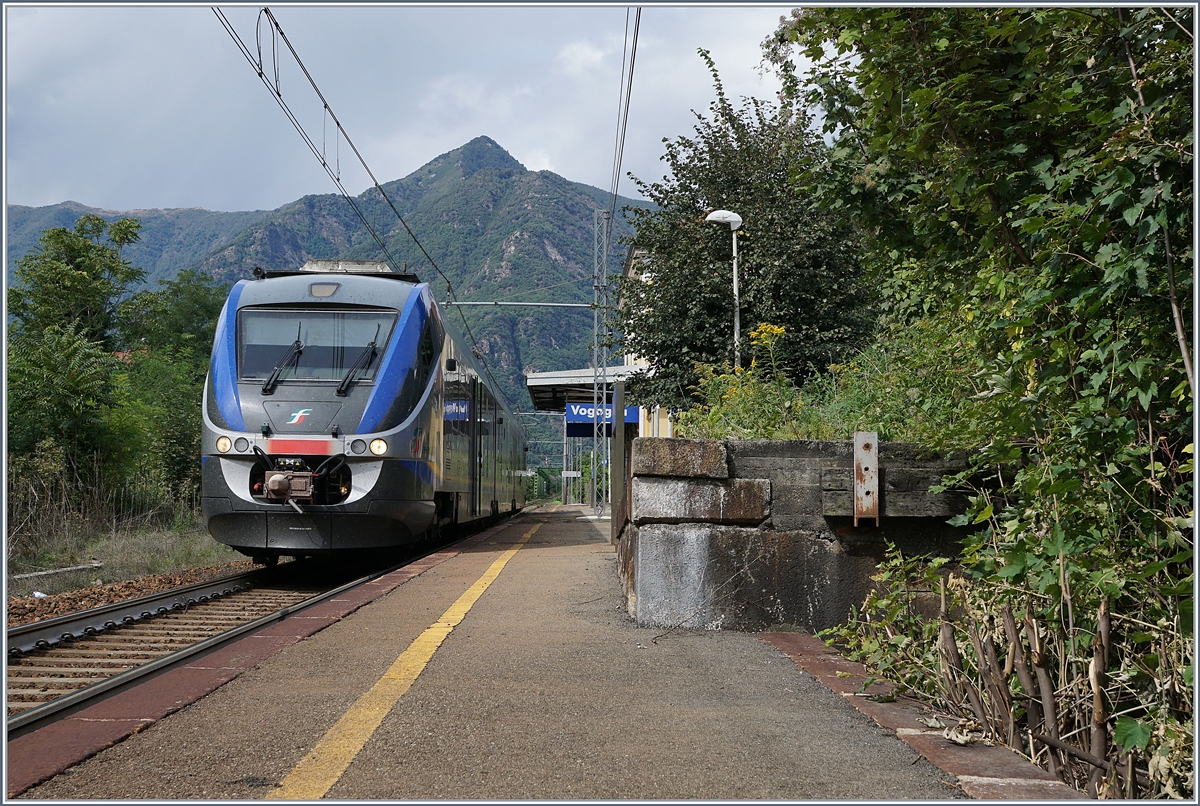 Ein FS Trenitalia Ale 501 ME (Minuetto), unterwegs von Domodossola nach Novara beim kurzen Halt in Vogona.
18. Sept. 2017