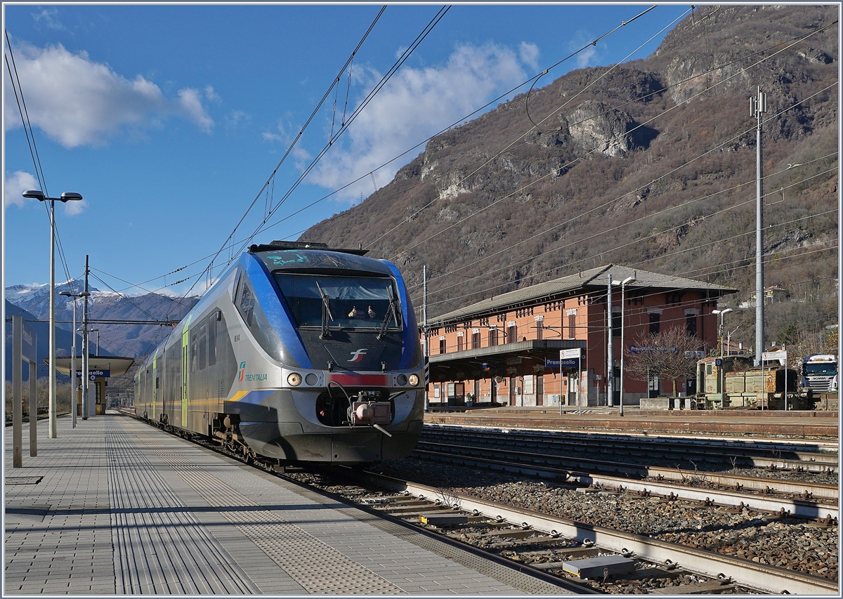 Ein FS Trenitalia Ale 501 ME Minuetto unterwegs von Domodossola nach Novara bei der Abfahrt in Premosello Chiavenda, die sich etwas verzögerte, da der Lokführer auf ein Foto wartet und ich auf den Zug …
4. Dez. 2018