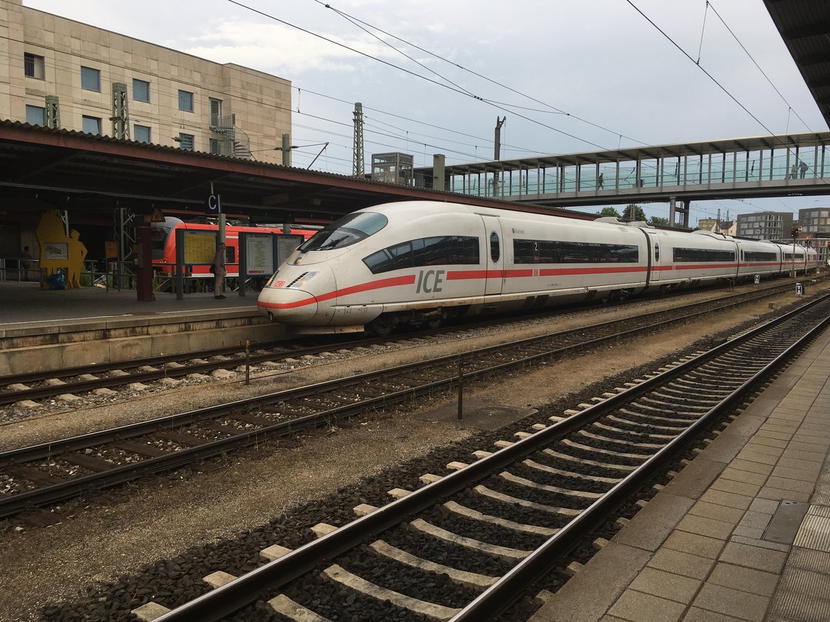 Ein ICE 3 aus München fährt im Juli 2017 in Ulm Hbf ein.