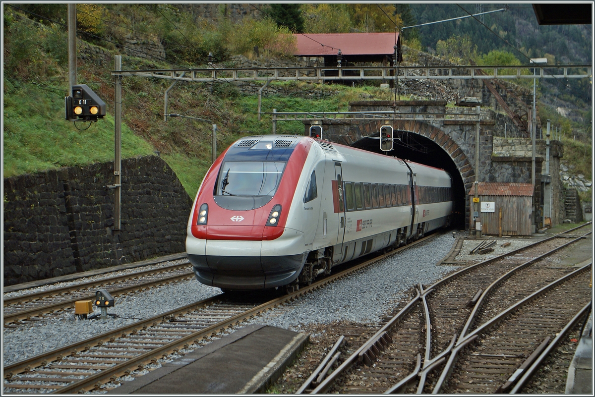 Ein ICN verlässt beim Bahnhof von Wassen die  Mittlere Entschigtal-Galerie . Gleich über dem Tunnelportal verbirgt sich eine kleine Feldbahn.
10. Oktober 2014