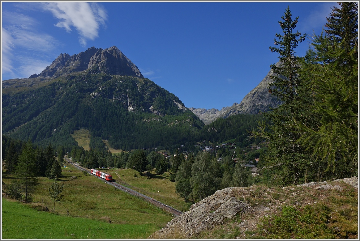 Ein Landschaftszugbild: Durch die Bergwelt der Mont-Blanc Region fährt ein Regionalzug 
nach Vallorcine.
(28.08.2015) 