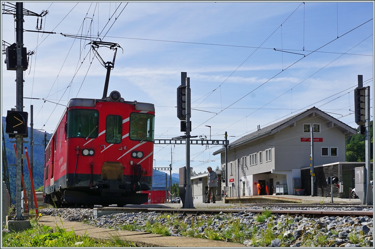 Ein MGB Gepäcktriebwagen Deh 4/4 ist mit seinem Zug nach der Fahrt durch den Furkatunnel in Oberwald angekommen und wird nach einem kurzen Halt die Fahrt durch das Goms aufnehmen.

30. Sept. 2021