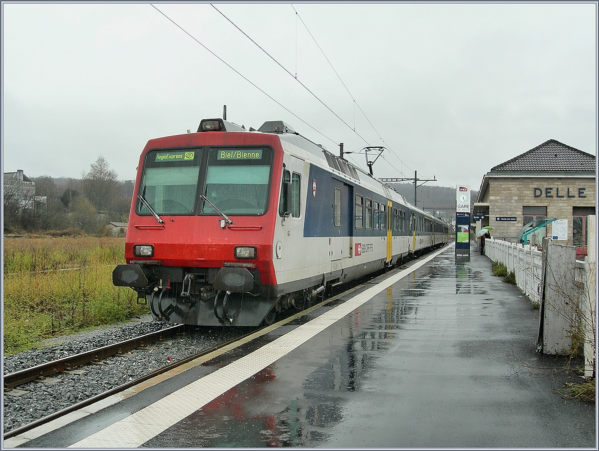 Ein NPZ RBDe 560 ist mit seinem Zug in Delle eingetroffen und wartet nun auf die Rückfahrt nach Biel/Bienne am einzigen verblieben, bzw. wieder hergerichteten Gleis in Delle. 
23. Nov. 2007