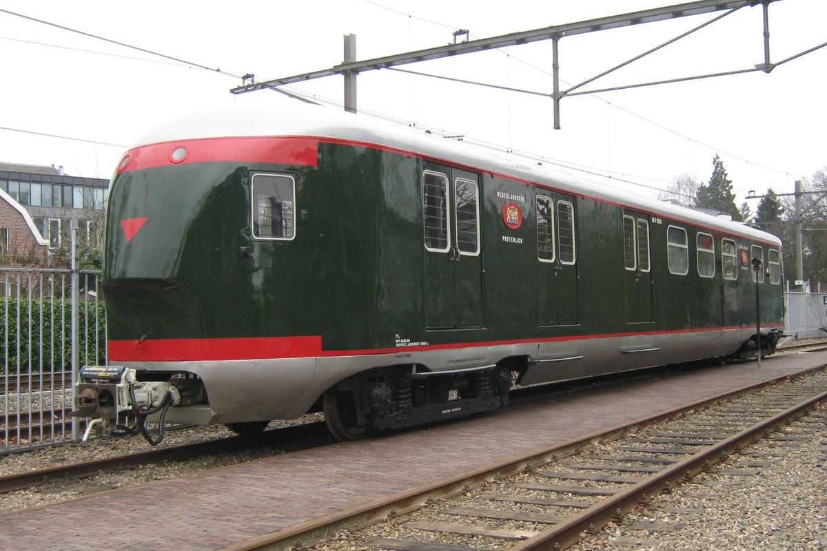 Ein PEc -Postwagen,die mit Stromlinienzüge Mat '36, '40 und '46 mitfuhr, steht am 4 März 2012 ins NSM in Utrecht. 