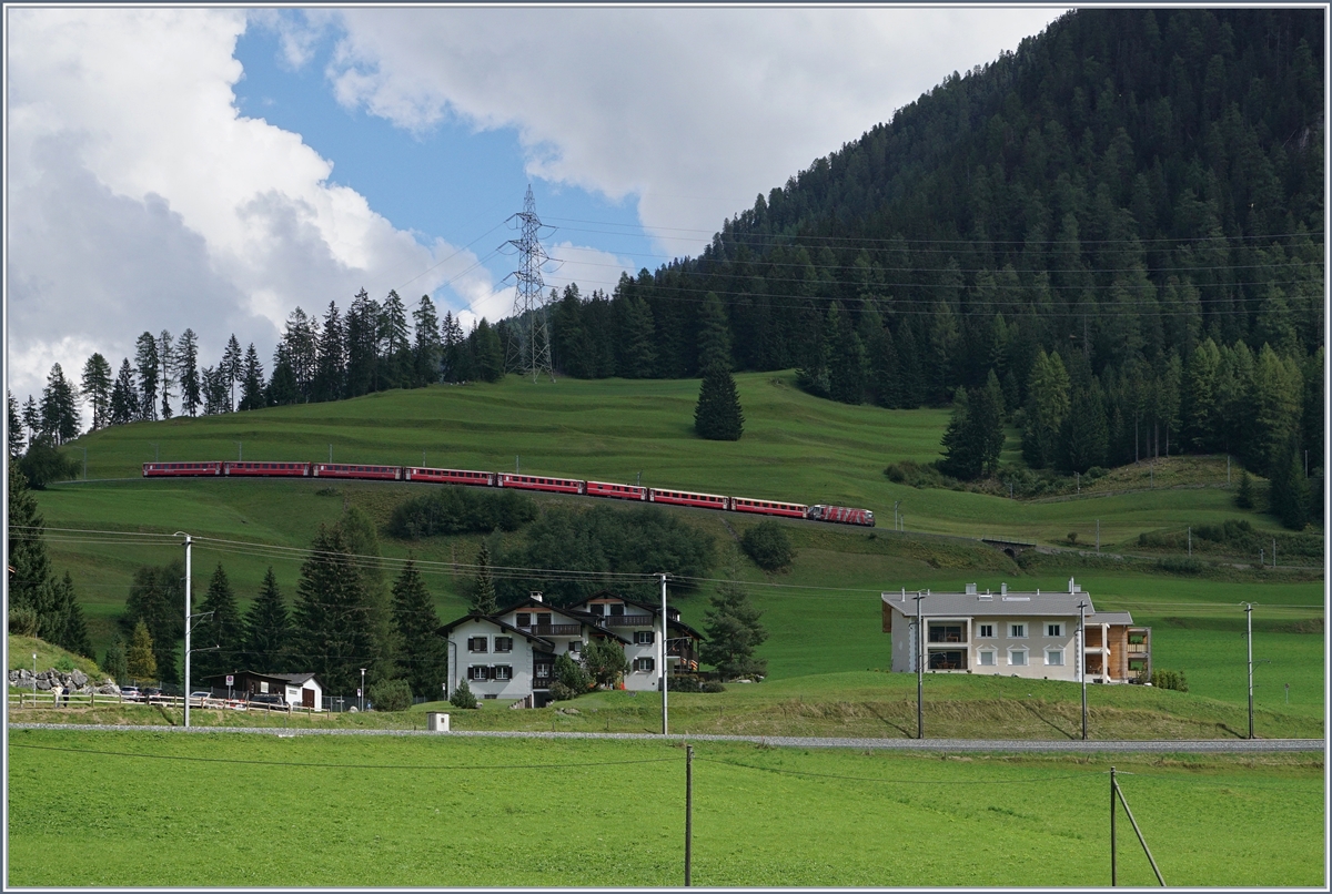 Ein RhB Schnellzug von St. Moritz nach Chur bei Bergün auf den drei verschiedenen Ebenen. 11. Sept. 2016