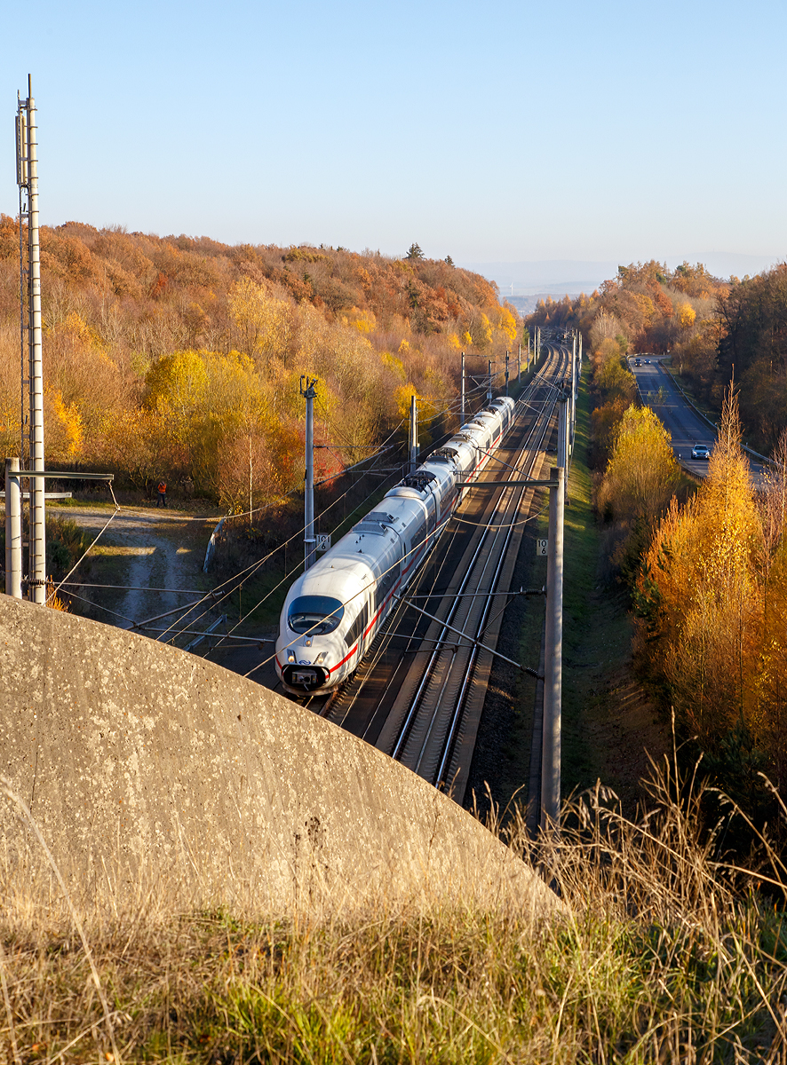 
Ein in Richtung Kln fahrender ICE 3M (BR 406) der Niederlndischen Eisenbahnen (Nederlandse Spoorwegen N.V.) verschwindet bald mit ca. 300 km/h, in dem 1.110 m langen Tunnel Elzer Berg, am 18.11.2018 beim Elzer Berg.

Nach ICE-Brand am 12.10.2018 bei Montabaur, auf der Schnellfahrstrecke Kln–Rhein/Main (KBS 472), wird seit Sonntag den 18.11.2018 im Regelfahrplan gefahren. Die Stecke ist wieder komplett zweigleisig befahrbar
