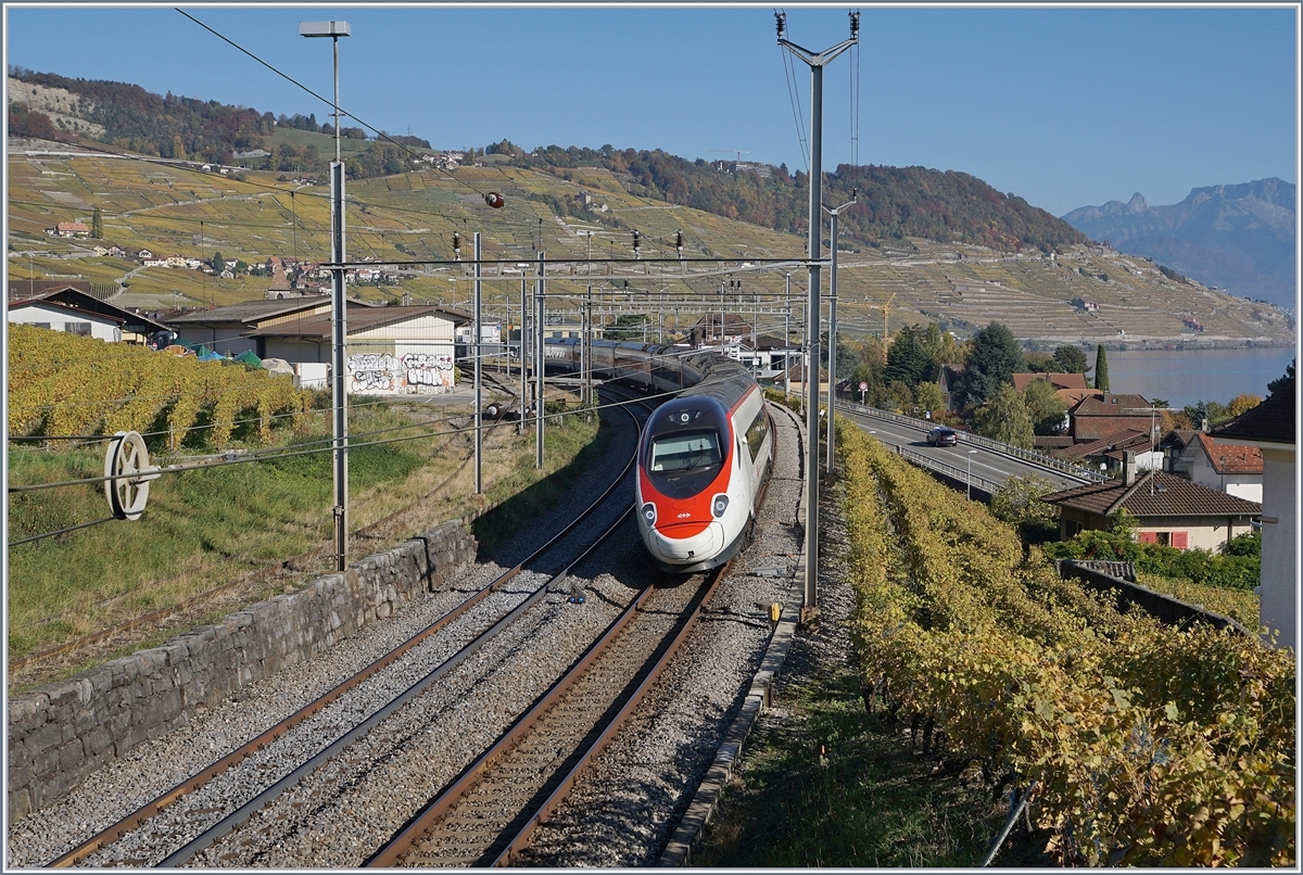 Ein SBB ETR 610 bzw. RABe 503 als EC Milano - Genève bei der Druchfahrt in Cully.
16. Okt. 2017
