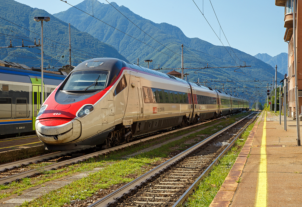 Ein SBB RABe 503 (ein ETR 610 der 2.Serie) erreicht am 03.08.2019, als EC 32 (Milano -Brig - Genève/Genf) den Bahnhof Domodossola.