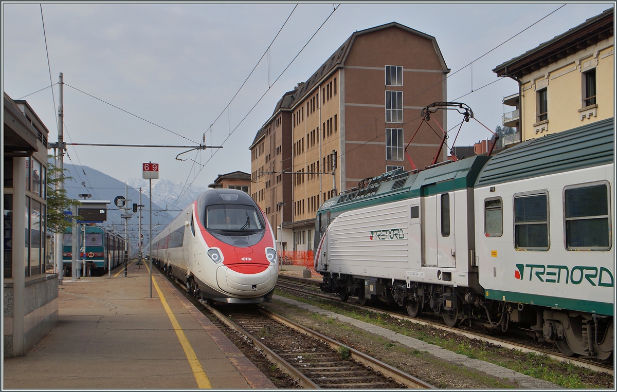 Ein SBB RABe 503 erreicht als EC 50 von Milano nach Basel unterwegs, Domodossola.
11. April 2015
