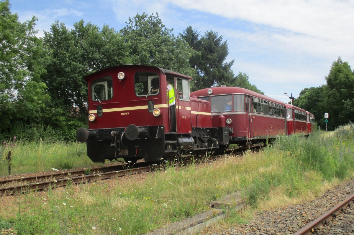 Ein Sonderzug von drei Schienenbüsse schleppt 332-3 SPANIOL in Simpelveld bei der ZLSM am 8 Juli 2017.