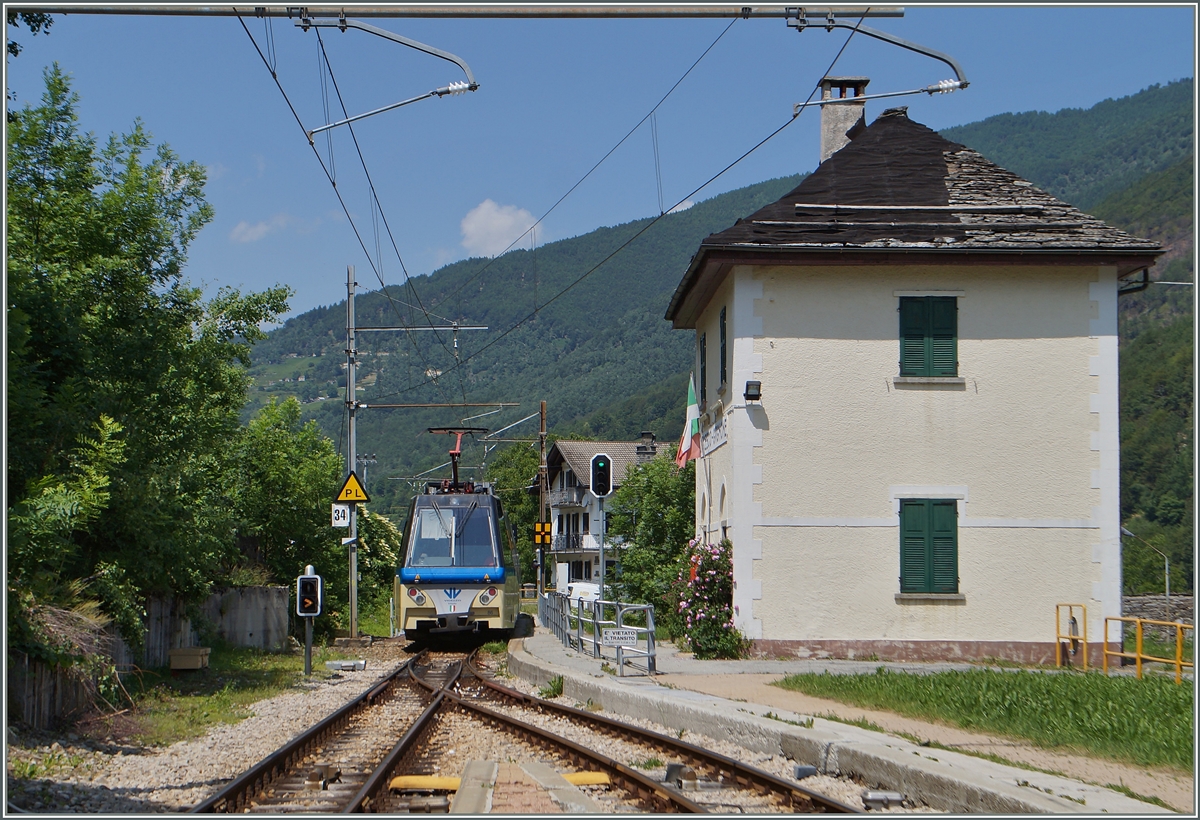 Ein SSIF Treno Panoramico verlässt die kleine Station Gagnon-Orcesco, wo er einen Gegenzug gekreuzt hat. 
10. Juni 2014