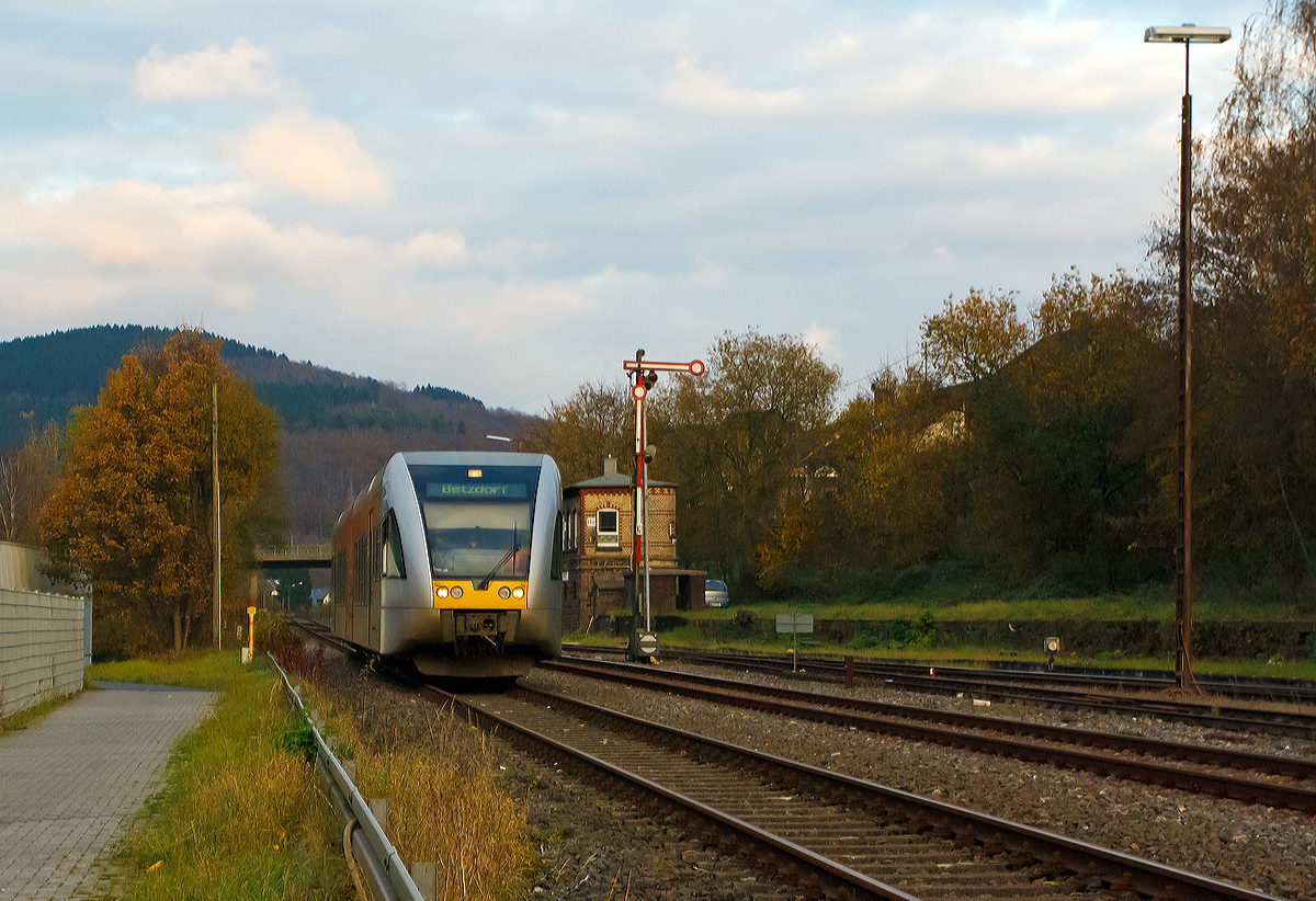 
Ein Stadler GTW 2/6 der Hellertalbahn erreicht gleich (06.11.2014) den Bahnhof Herdorf.