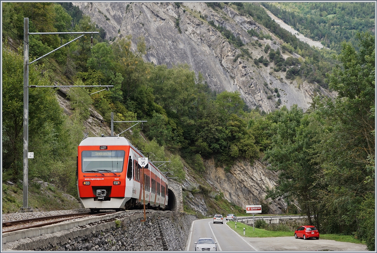 Ein TMR NINA erreicht als Regionalzug von Orsière nach Sembrancher in nach dem kurzen Tunnel  sein Ziel. 13. Sept. 2017