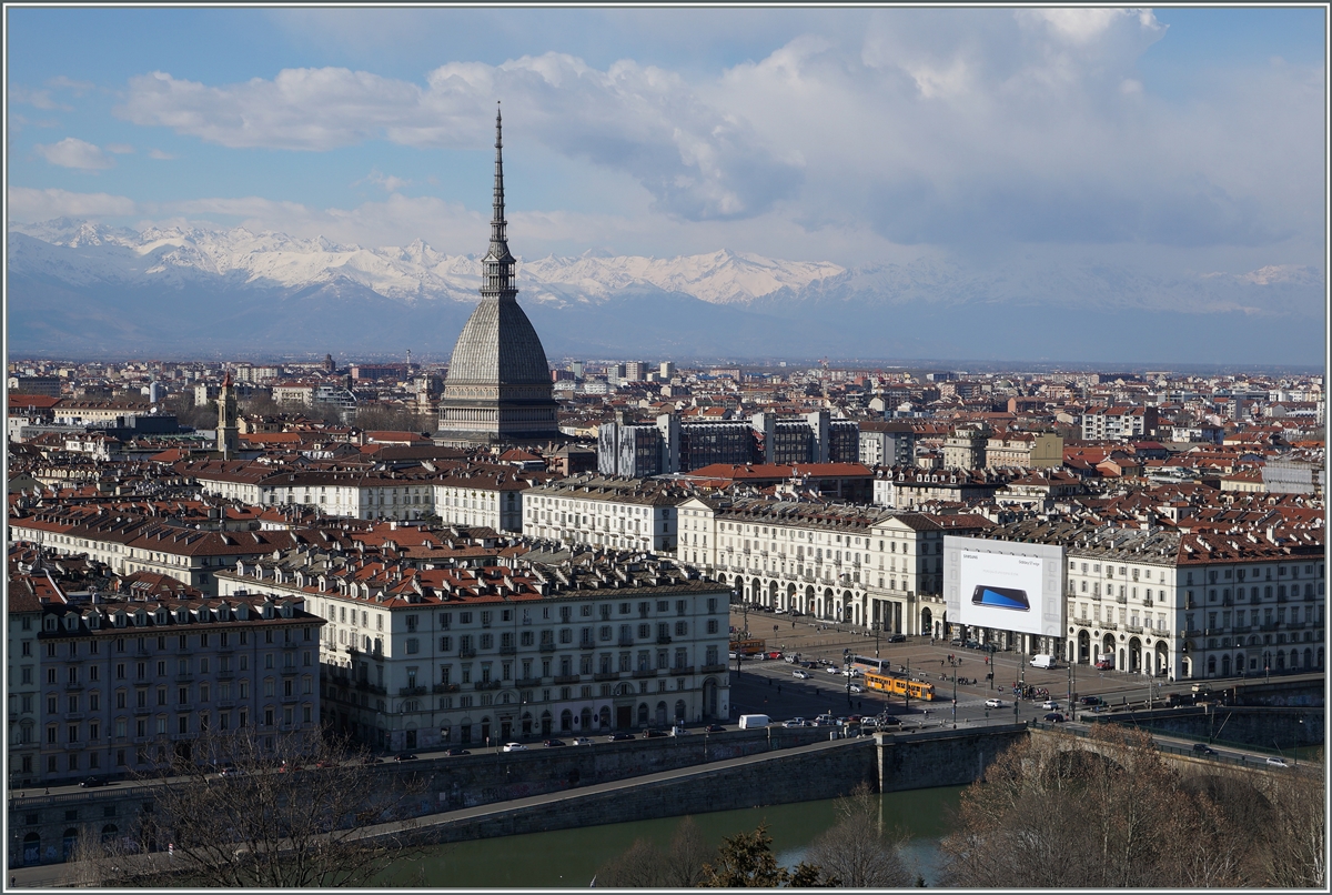 Ein  Tram Suchbild  aus Turin / Torino; doch ich denke das orange GTT Tram der Serie 2000, unterwegs auf der Linie 15, welches gerade den Piazza Vittorio Veneto verlässt ist nicht allzu schwer zu finden.
Geoposition: Fotografen Standort
8. März 2016