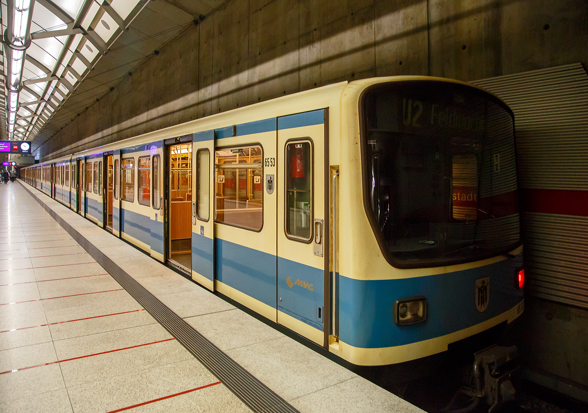 
Ein U-Bahn-Triebzug bestehend aus Doppeltriebwagen der MVG-Baureihe B 2.8 (vorne Triebwagen MVG 553) steht am 05.06.2019 als Linie U2 in der Endstation Messestadt Ost.

Äußerlich sind die B-Wagen stark ihren Vorgängern der Baureihe A angelehnt, so sind die Wagenkastenabmessungen sehr ähnlich. Der einzige Unterschied ist, dass die Länge eines einzelnen Wagens 18.775 mm und ein Doppeltriebwagen über Kupplung  37.550 mm lang ist. Ebenfalls sind Tür- und Fensteranordnung sowie die Sitzverteilung identisch sowie die Konstruktion in Aluminiumleichtbauweise.

Die größten Unterschiede bestehen in der Stirnfront, die anstelle von drei kleinen eine große Frontscheibe aufweist, sowie im elektrischen Teil der Fahrzeuge. Anstelle der alten Fallblattanzeiger sind bei den Zügen der Serie B2.8 (wie hier zu sehen) Matrixanzeigen eingebaut.

Die längsliegenden Drehstromasynchronmotoren werden über Gleichstromsteller und Wechselrichter stufenlos angesteuert. Die Bremsenergie kann ins Netz zurückgespeist werden. Die elektrische Ausrüstung ist komplett unter dem Fahrgastraum angebracht.

Aufgrund der unterschiedlichen Ausrüstung sind die A- und B-Wagen zwar mechanisch, aber nicht elektrisch untereinander kuppelbar. Das gleiche Problem bestand anfangs auch zwischen den Prototypen und den Serienfahrzeugen, nachdem erstere aber bis 1995 umgerüstet wurden, waren die beiden Bauarten kompatibel untereinander.

TECHNISCHE DATEN (Angaben einer Doppeleinheit):
Hersteller:  DWA, MAN, MBB
Baujahre:  1981bis 1995
Spurweite:  1.435 mm (Normalspur)
Achsformel: B'B'+B'B'
Länge über Kupplung: 37.550 mm
Höhe:  3.550 mm
Breite: 2.900 mm
Drehzapfenabstand: 12.000 mm
Achsabstand im Drehgestell: 2.100 mm
Raddurchmesser (neu): 850 mm
Leergewicht: 57,1 t
Höchstgeschwindigkeit: 80 km/h
Antrieb Bauart: Doppelgelenkkardanantrieb mit längsliegendem Doppelmotor  (Drehstrom-Asynchron)
Motorentyp:  BSAI 5943/6D (bei B2.7 und B2.8)
Nennleistung:  2 x 109 kW pro Fahrmotor = 872 kW
Stundenleistung: 4×195 kW = 780 kW
Stromsystem: 750 V Gleichstrom (über dritte Schiene)
Sitzplätze:  98
Stehplätze:  192