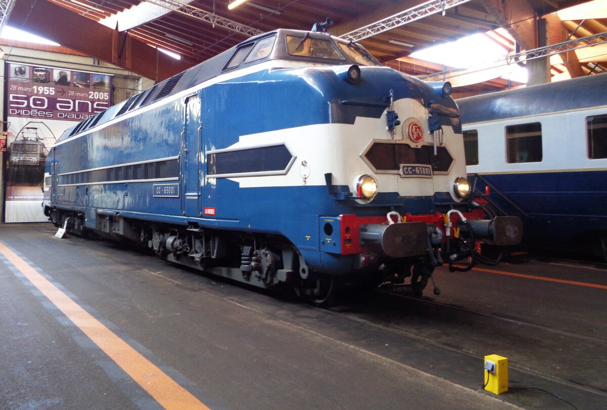 Ein U-Boot auf die Gleise! Nicht nr die DR/DB hatten eine U-Boot mit der Reihe 119/219/229, sondern auch die SNCF mit die Reihe CC 65000, die Sous-Marins (U-Bote) genannt wurden. Davon ist 65001 als Museumsstck erhalten geblieben, hier ins Cite du Train in Mulhouse am 30 Mai 2019 fotografiert.