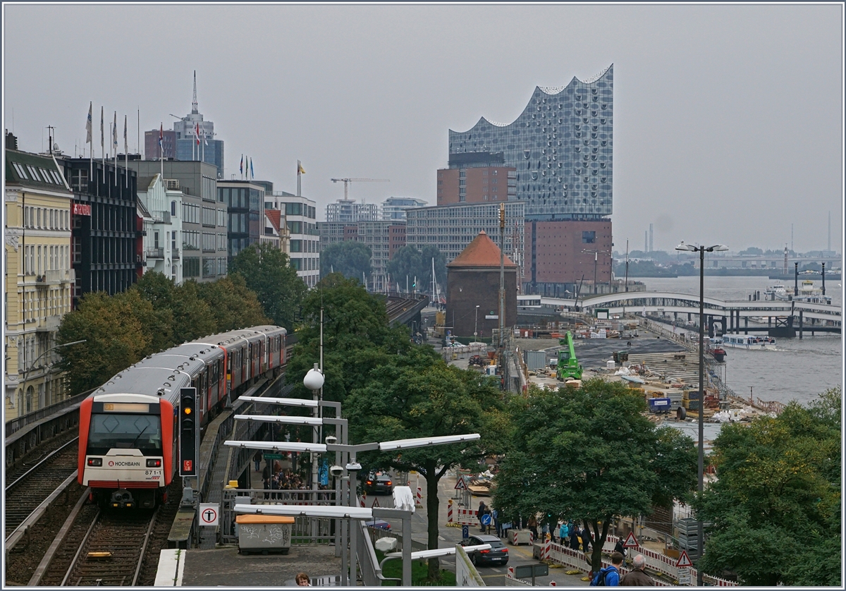 Ein Zug der Hamburger Hochbahn verlässt die Station Landungsbrücken.
30. Sept. 2017