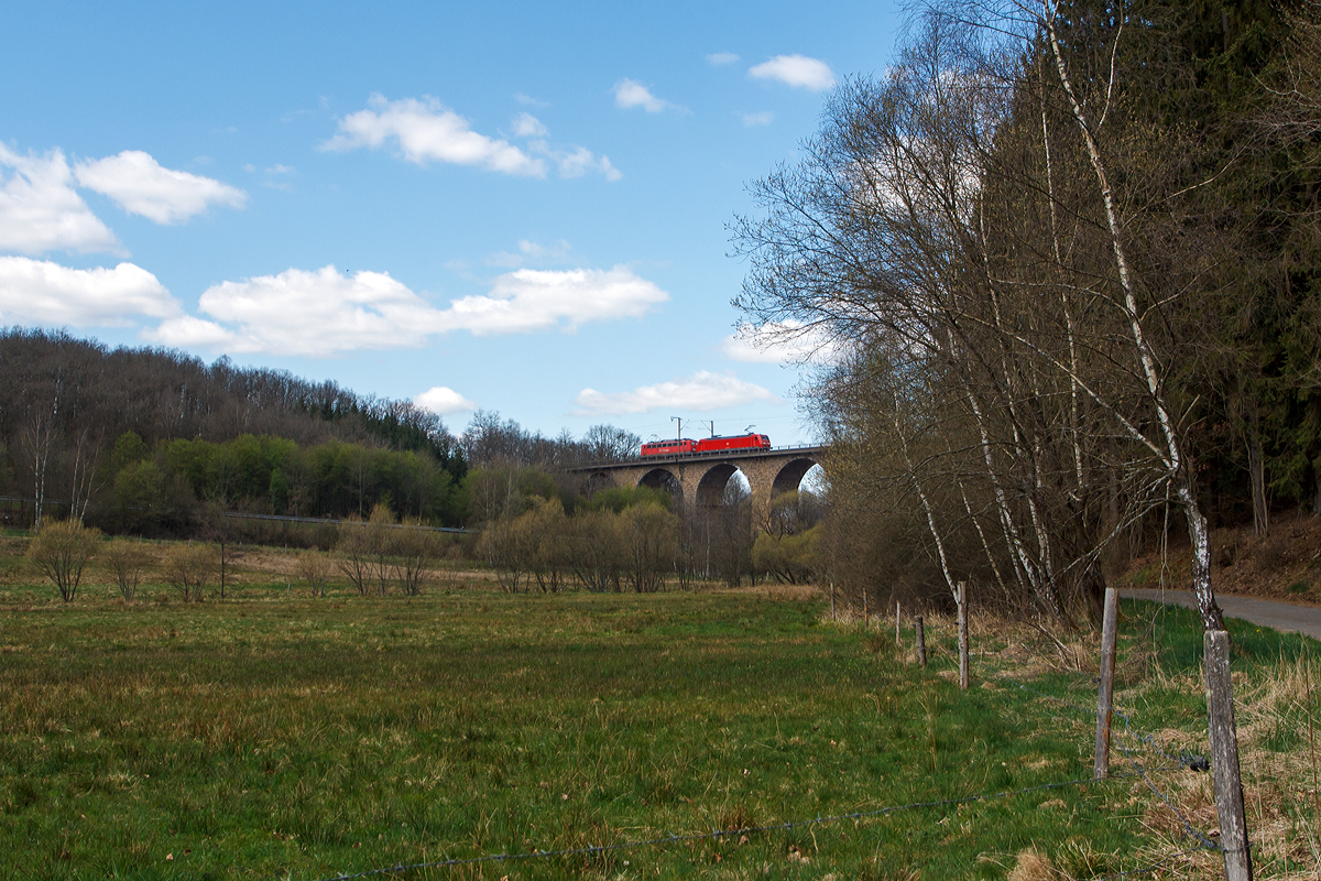 
Eine 140er und eine 145er der Schenker Rail Deutschland AG  fahren gemeinsam als Lokzug am 18.04.2015 ber den Rudersdorfer Viadukt in Richtung Siegen.