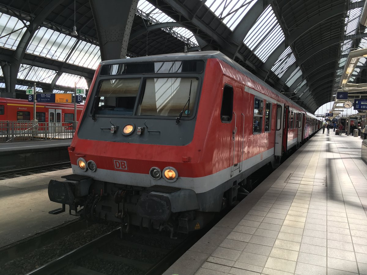 Eine 5 Wägige n Wagengarnitur mit 111 042 abfahrbereit als RB nach Mannheim in Karlsruhe am 06.06.17