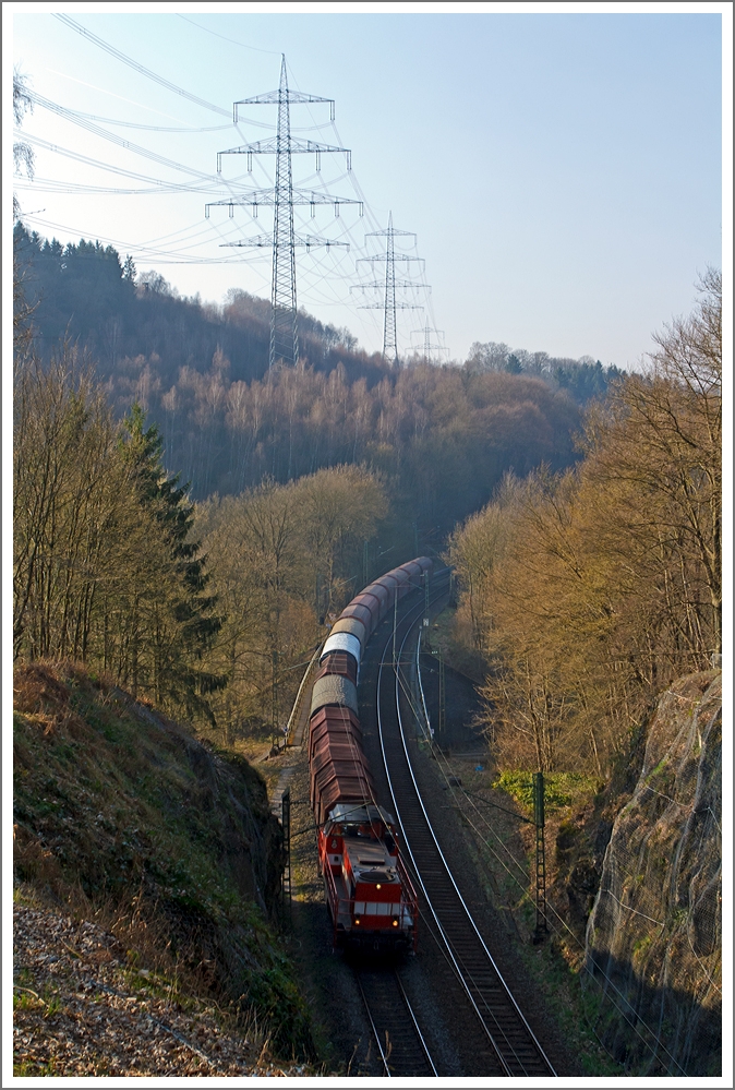 Eine der beiden MaK On Rail DH 1004 Loks (Lok 5 oder 7) der Westerwaldbahn bringt am 14.03.2014 einen Coilgüterzug (leer) aus Selters/Ww via Altenkirchen und Au/Sieg nach Betzdorf/Sieg, hier überquert er bei Scheuerfeld die Sieg, bevor es durch den 32 m langen Mühlburg-Tunnel geht.
