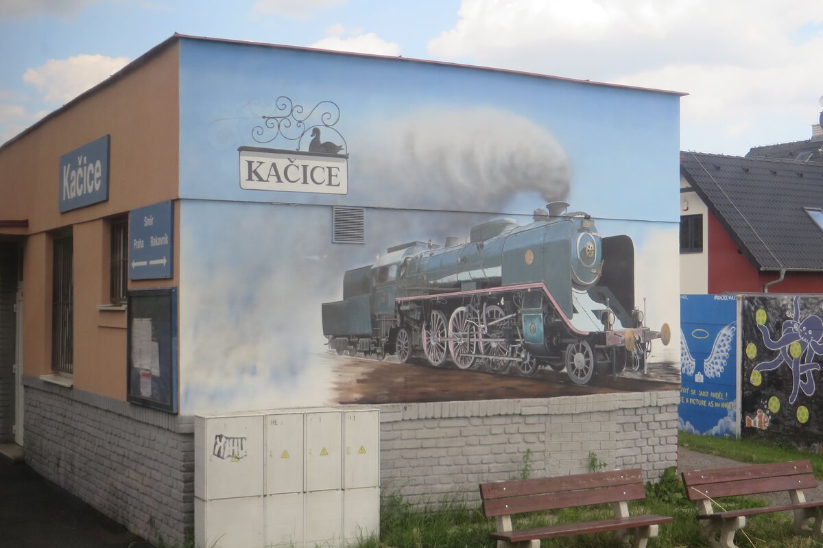 Eine Ente? CD Haltestelle Kaice (Tschechisch fr Enten) wird bekront vom ein Malerei von eine CSD Pazifik der Reihe 387 und wurde am 12 Juni 2022 auf den Chip gerettet.