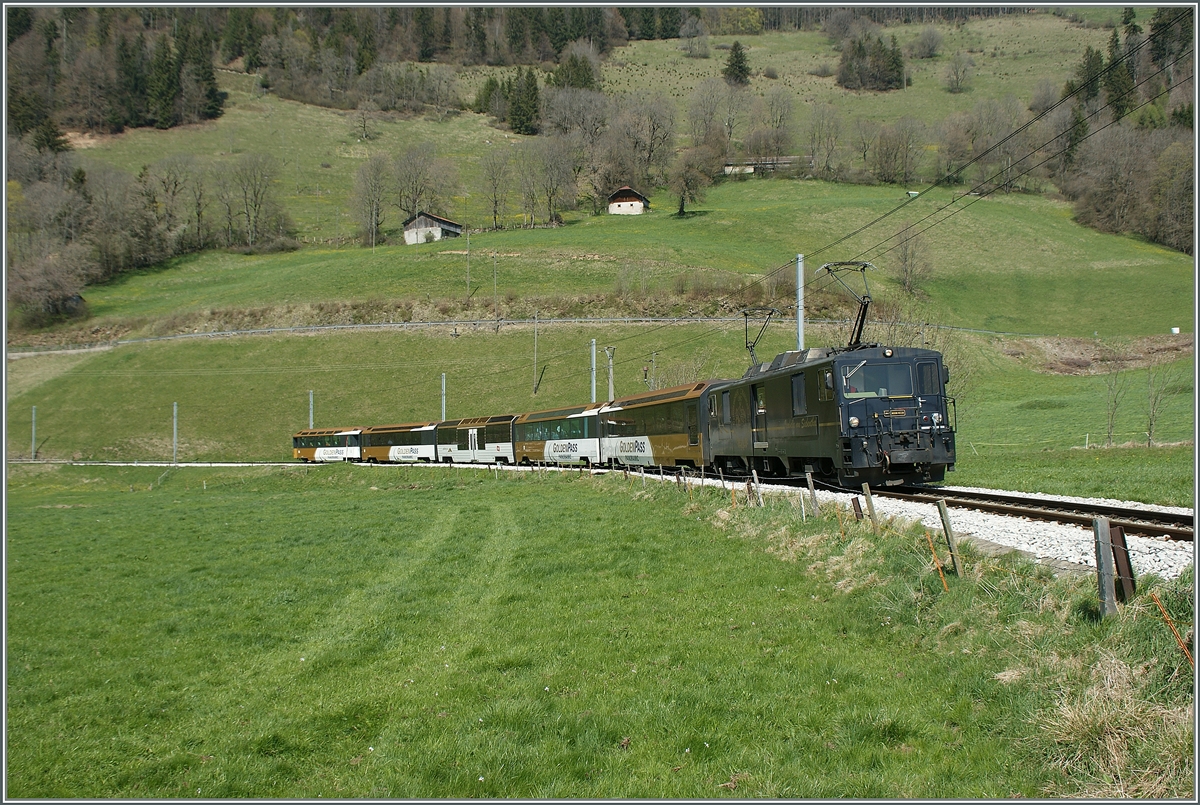 Eine GDe 4/4 Serie 6000 mit einem GoldenPassPanoramic Expresss kurz vor Rossinire. 
16. April 2011 