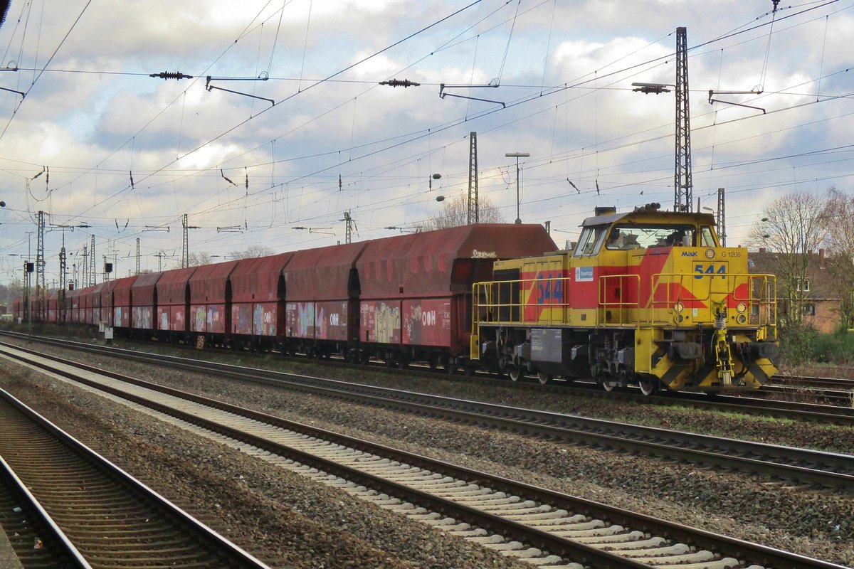 Eine halbe Stunde nach deren Solofahrt kehrt ex-EH 544 mit ein Kohlezug zurück in Oberhausen Osterfeld Süd am 28 Dezember 2017.