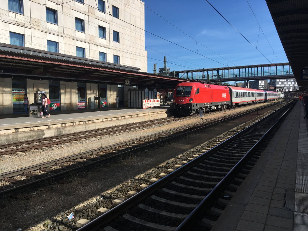 Eine Lok der ÖBB kam mit einem EC aus München Hbf in Ulm Hbf eingefahren im Juli 2017.