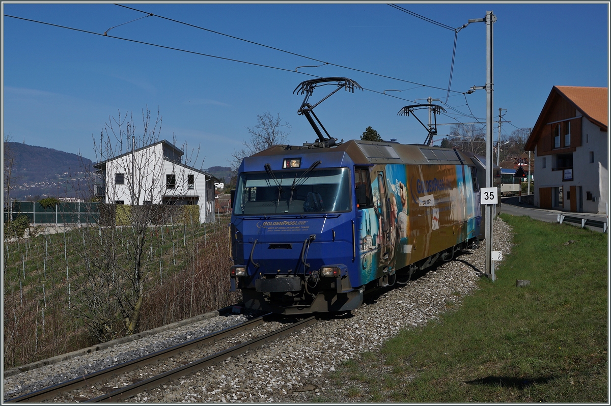 Eine MOB Ge 4/4 färht mit ihrem Panoramci-Express bei Planchamps Richtung Montreux.
26. März 2016