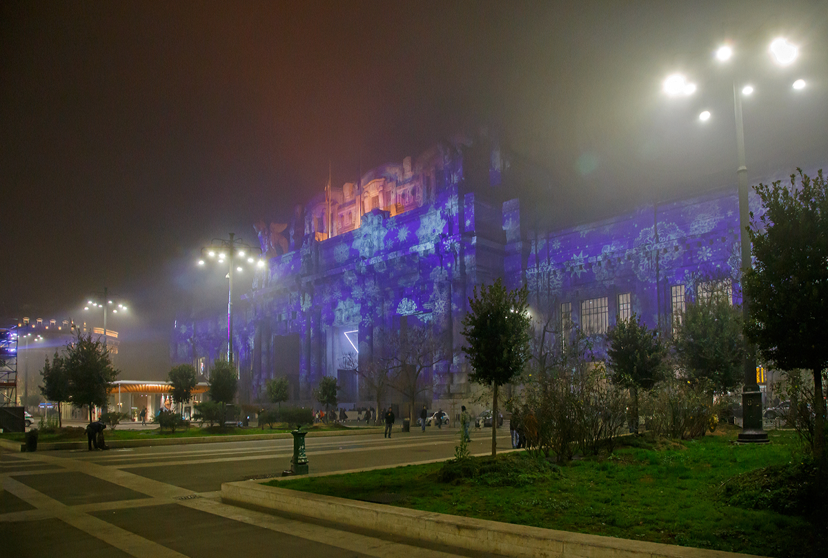 
Eine mystische Stimmung (durch Nebel und Smog)...
Der Blick auf die Front von dem Empfangsgebäude vom Milano Centrale (Mailand Zentral) am 27.12.2015, mit weihnachtlicher Lichtanstrahlung.