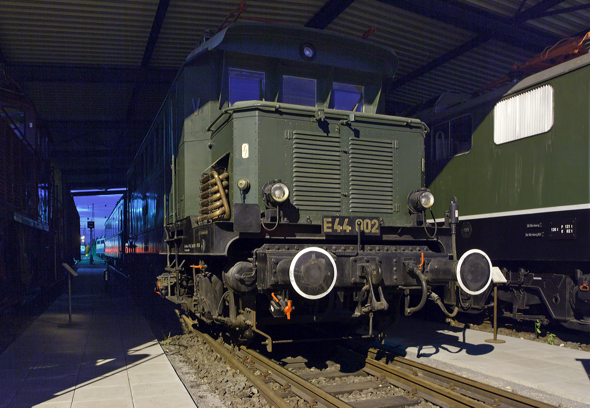 Eine nächtliche Aufnahme von E 44 002, ex DB 144 002-3 im DB Museum Koblenz-Lützel am 14.06.2014. 
Die Aufnahme wurde anlässlich einer öffentlichen Veranstaltung gemacht.

Die Elektrolokomotiven der Baureihe E 44 (ab 1968 Baureihe 144 bei der DB bzw. ab 1970 Baureihe 244 bei der DR) wurden ab 1933 von der Deutschen Reichsbahn-Gesellschaft (DRG) in Dienst gestellt, nachdem bereits ab 1930 eine Vorserienlok (E 44 001) bei der DRG erprobt wurde, war dieses die erste Serienlokomotive der BR E 44. Die Lok wurden 1933 gebaut: Der mechanische Teil von Henschel in Kassel unter der Fabriknummer 22132; Der elektrische Teil von SSW - Siemens-Schuckert-Werke GmbH in Berlin unter der Fabriknummer 2805. Bis 1968 wurde sie als DR bzw. DB E 44 002 bezeichnet, ab 1968 als DB 144 002-3 bis sie 1981 ausgemustert wurde. Heute ist das DB Museum, Standort Koblenz der Eigentümer der Lok. 

Technische Daten:
Spurweite: 1.435 mm
Achsanordnung:  Bo'Bo'
Länge über Puffer:  15.290 m
Drehzapfenabstand: 6.300 mm
Achsabstand im Drehgestell: 3.500 mm
Treibraddurchmesser:  1.250 mm
Höchstgeschwindigkeit:  90 km/h
Stundenleistung:  2.200 kW bei 76 km/h
Dauerleistung: 1.860 kW bei 86 km/h
Anfahrzugkraft:  196 kN
Stundenzugkraft: 104 kN
Dauerzugkraft: 78 kN
Dienstgewicht:  78,0 t
Achslast: 19,5 t
Stromsysteme:  15 kV 16 2/3 Hz, Oberleitung
Antrieb: Tatzlagerantrieb
Anzahl der Fahrstufen: 15
Transformator OFA: 1.450 kVA
