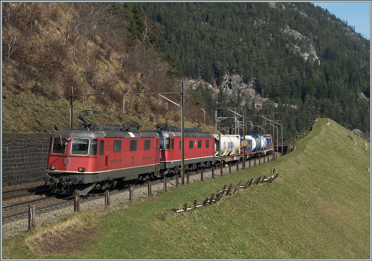 Eine  Re 10/10  mit einem Güterzug kurz vor der Obern Entschgtal-Galerie. 
21. März 2014
