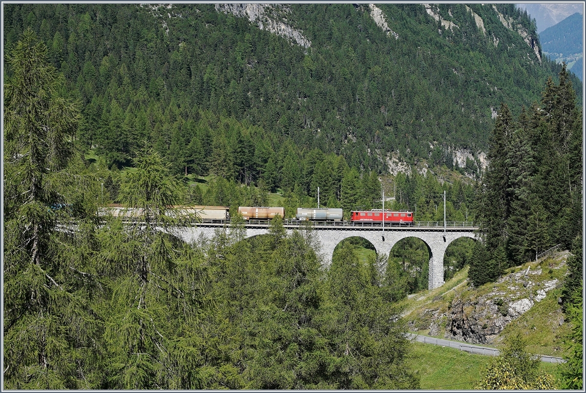Eine RhB Ge 6/6 II fährt zwischen Preda und Bergün mit einem Güterzug talwärts.
14.09.2016