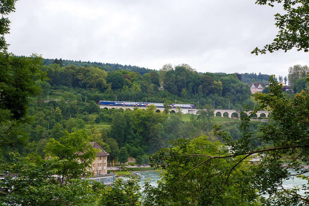 Eine SBB Re 450 fährt mit einem Doppelstock-Pendelzug am 18.06.2016, als S 9 (Uster – Zürich HB – Schaffhausen) der S-Bahn Zürich, über den Hangviadukt in Neuhausen am Rheinfall und erreicht bald die gleichnamentliche Station. 

Der Rhein hatte an dem Tag sehr viel Wasser, so sieht man noch vor dem Pendelzug die Gicht herauf steigen.