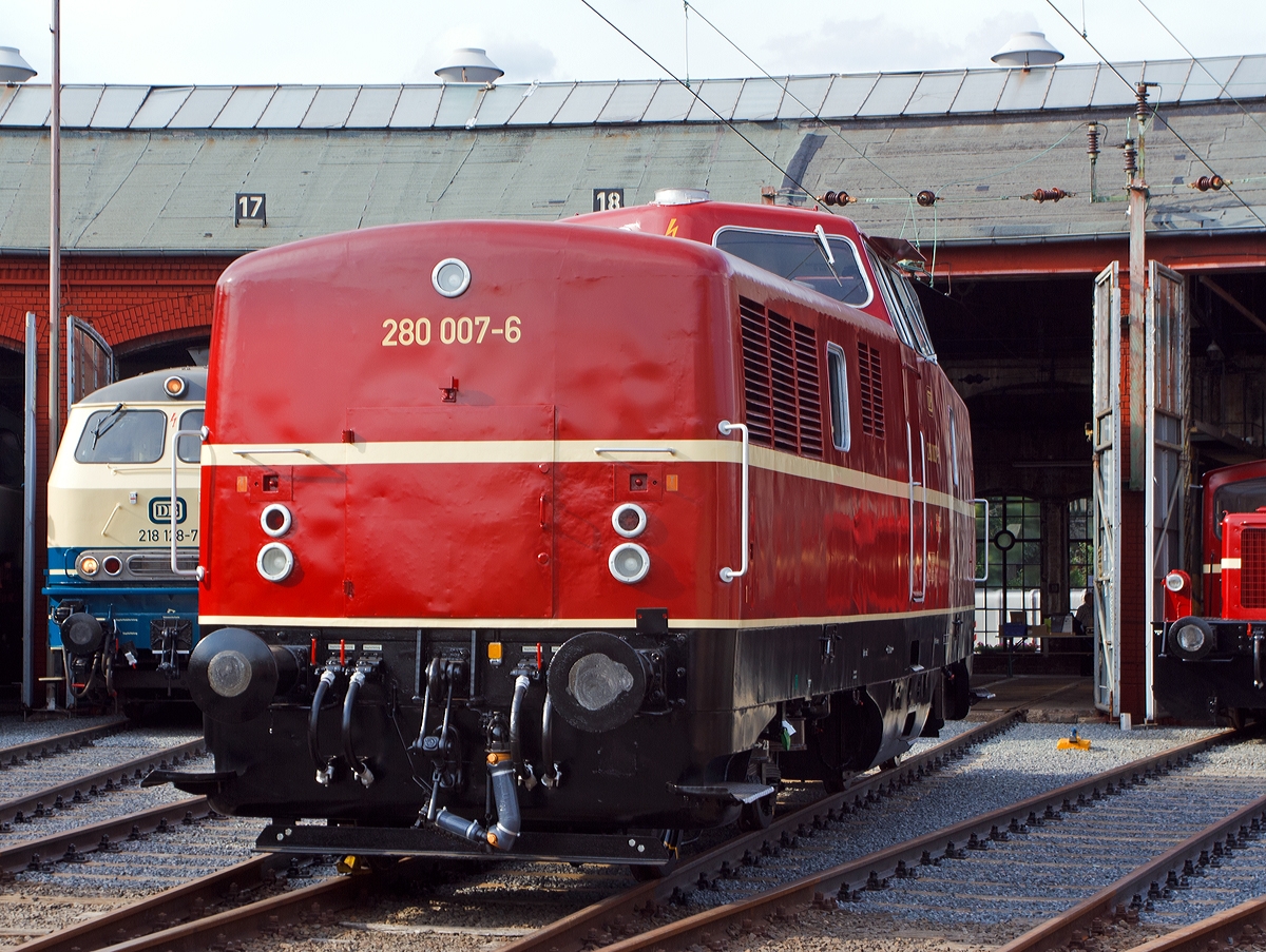 Eine weitere Ansicht...

Die 280 007-6 der DP Deutsche Privatbahn (Altenbeken), ex DB V 80 007 am 17.08.13 in Siegen beim Lokschuppenfest vom Sdwestflischen Eisenbahnmuseums.
