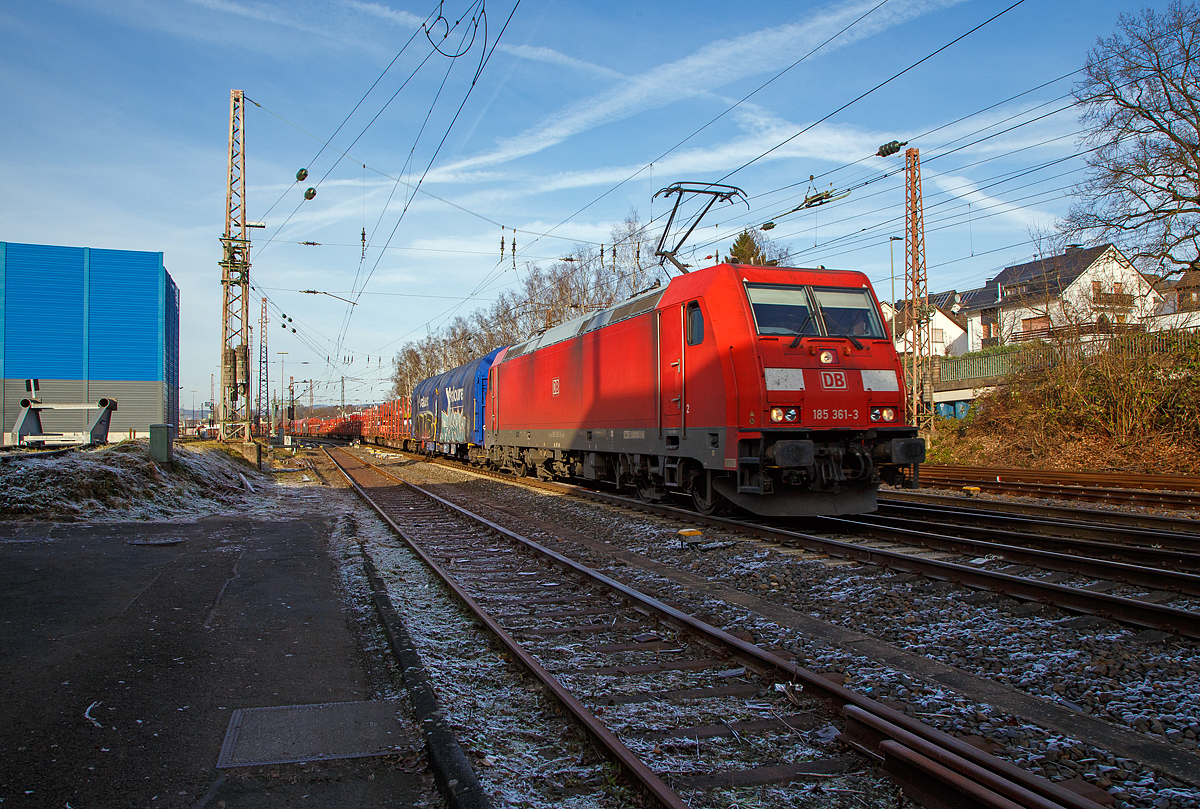 Einen so langen Güterzug habe ich noch nicht gesehen.....
Hinten rechts von der Lärmschutzwand kann man den Bahnhof Kreuztal erkennen und der letzte Wagen des Zuges hat den Bahnhof noch nicht erreicht. 

Die 185 361-3 (91 80 6185 361-3 D-DB) der DB Cargo AG fährt am 22.12.2021 mit einem gemischten Güterzug durch Kreuztal in Richtung Siegen. Da der Zug so lang und wohl auch schwer war wurde er von der 151 155-9 nachgeschoben. Das Güterzüge auf der Ruhr-Sieg-Strecke (KBS 440) zwischen Altenhundem und Kreuztal nachgeschoben werden, kommt heute noch ab und an vor, enden aber (bzw. beginnen) in Kreuztal. Aber hier erfolgt der Nachschub weiter.