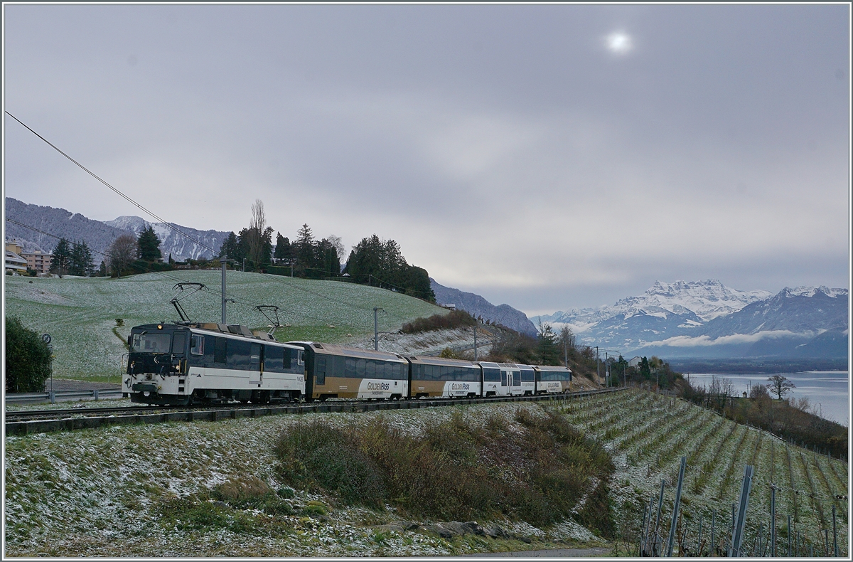 Einer der letzten  klassischen  MOB Panoramic Express Züge vor dem Fahrplanwechsel und der Umstellung auf das vom Kanton geforderte Betriebskonzept: Bei eher unfotogenem Wetter zieht die die GDe 4/4 6005 ihren Panoramic Express von Montreux nach Zweisimmen und konnte kurz Plnnchamp fotografiert werden.  

5. Dez. 2020