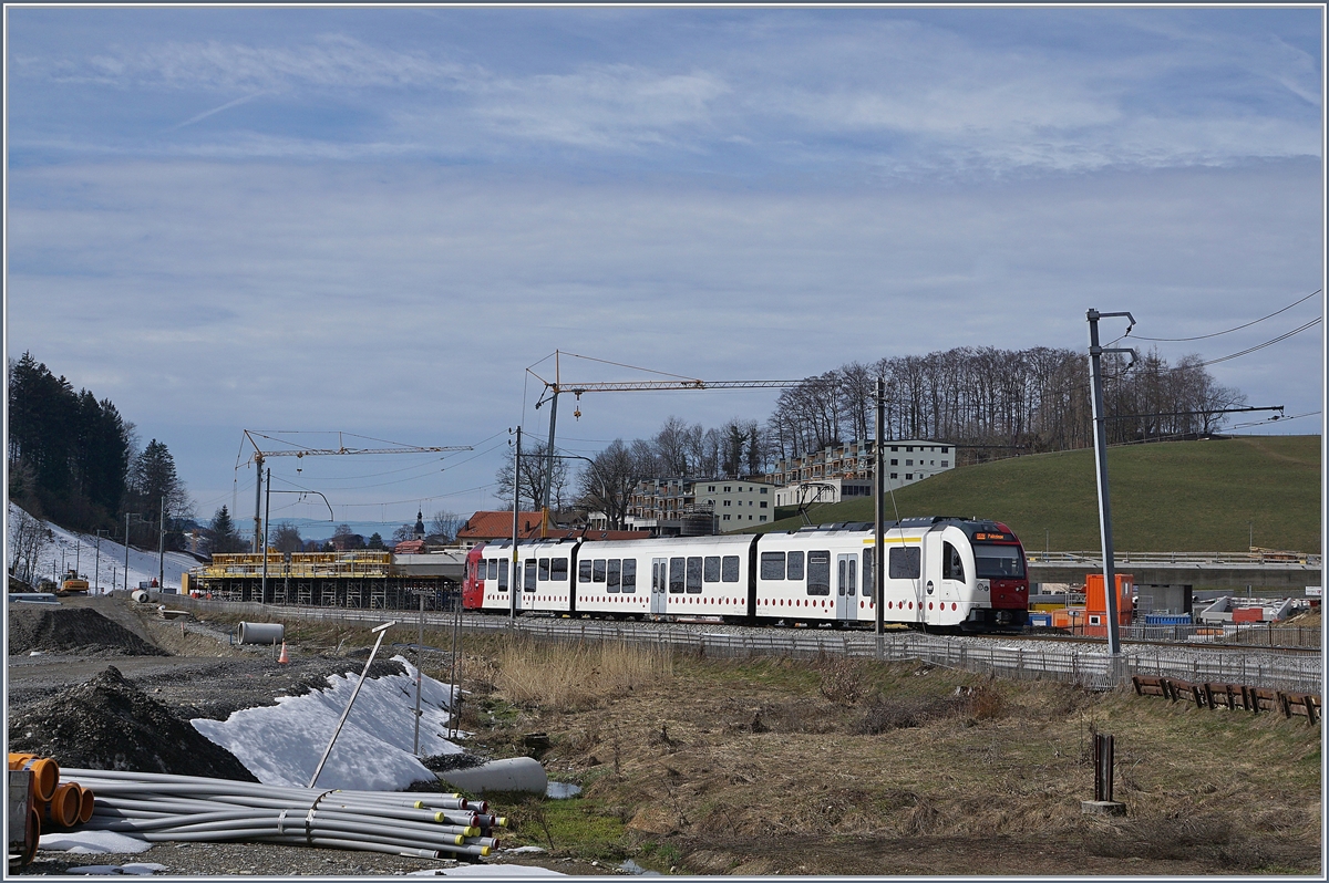 Einer der letzten Züge auf dem am Folgetag stillgelegten Abschnitt zwischen dem  alten  Bahnhof von Châtel St-Denis und Abzweigung zum im Hintergrund zu sehenden Durchgangsbahnhof von Châtel St-Denis. 

3. März 2019