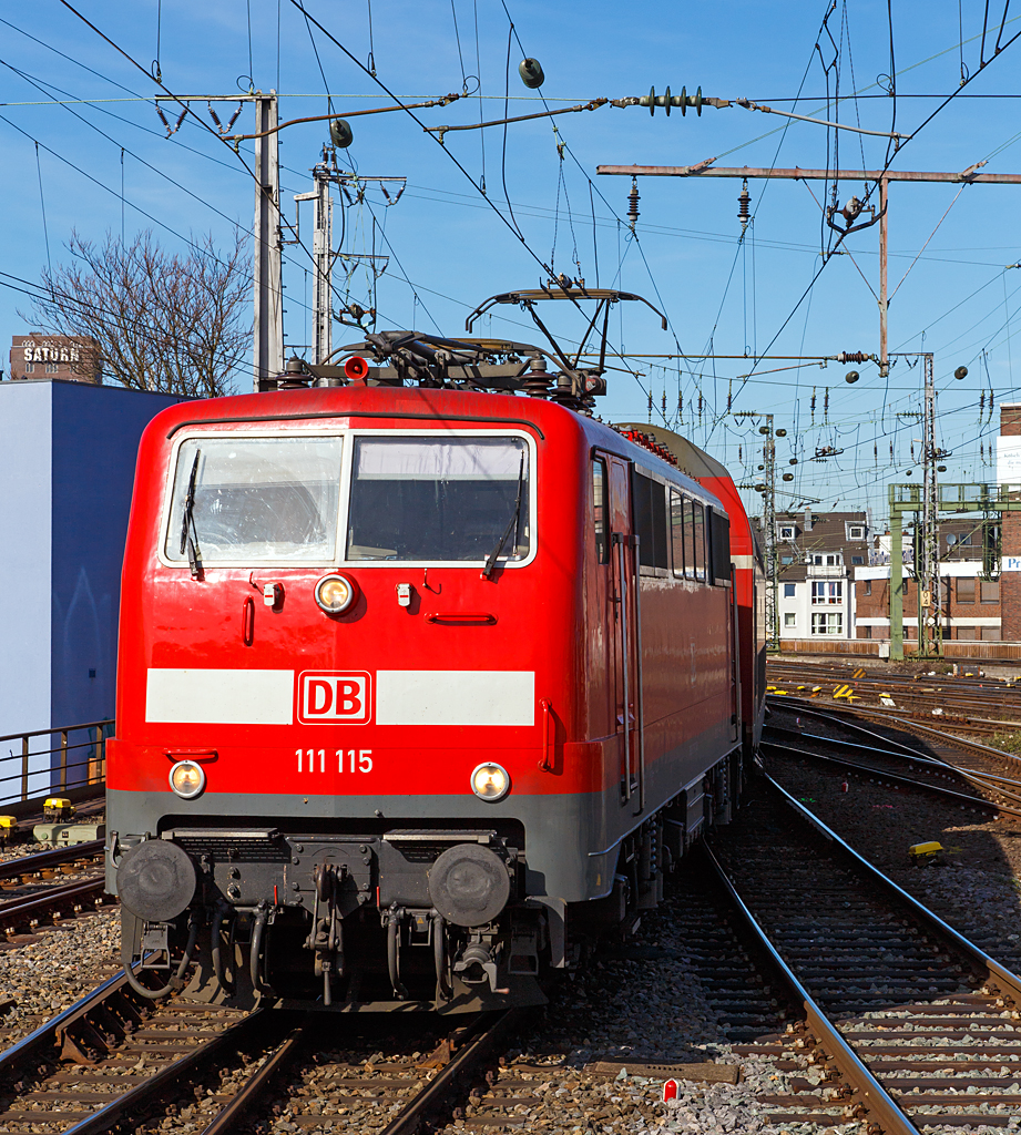 
Einfahrt der 111 115-2  (91 80 6111 115-2 D-DB) der DB Regio NRW mit einem RE am 08.03.2015 in den Hauptbahnhof Köln.
